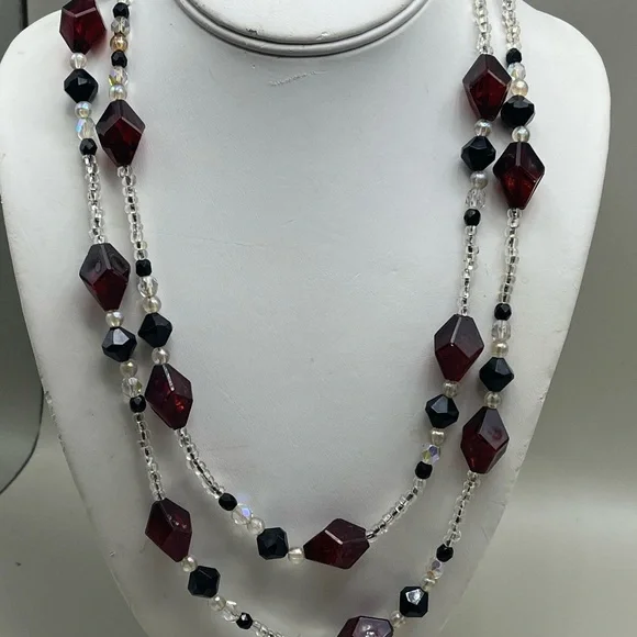 Elegant Red and Black Beaded Necklace - Picture 1 of 2
